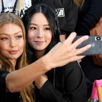 Tak hanya untuk para fotografer, para model juga menyempatkan diri untuk mengabadiakan momen. Foto: Getty Images