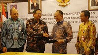 Hadir dalam acara tersebut Direktur Utama Mandiri Tunas Finance (MTF) Arya Suprihadi berjabat tangan dengan Direktur Jenderal Dukcapil Zudan Arif Fakrulloh yang disaksikan oleh EVP Consumer Loans Bank Mandiri Ignatius Susatyo dan Direktur Fasilitasi Pemanfaatan Data dan Dokuman Kependudukan Gunawan. Foto: dok. MTF