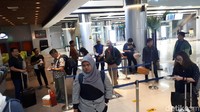 Sayang, usaha mereka sia-sia lantaran sudah berkali-kali dicoba, tiket tidak bisa diproses juga oleh vending mechine tersebut.