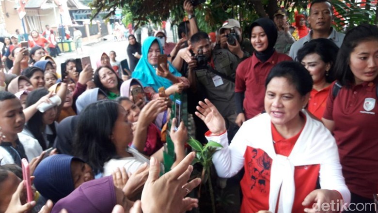 Iriana Jokowi Kunjungi Bekasi, Warga Dihadiahi Sepeda dan Kacamata Iriana Jokowi Kunjungi Bekasi, Warga Dihadiahi Sepeda dan Kacamata