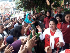 Iriana Jokowi Kunjungi Bekasi, Warga Dihadiahi Sepeda dan Kacamata