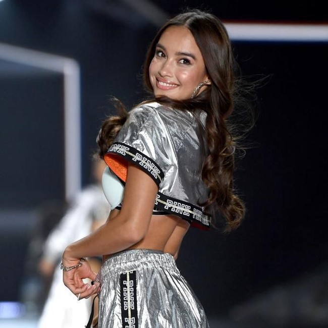 Dalam wawancara dengan New York Post, Kelsey yang berumur 22 tahun itu mengungkapkan dirinya sudah mengetahui ingin berkarier sebagai model sejak berusia 15 tahun. Di usia remajanya, Kelsey telah mengikuti berbagai casting hingga akhirnya dia dikontrak oleh agensi Wilhelmina Models. Foto: Dimitrios Kambouris/Getty Images for Victorias Secret