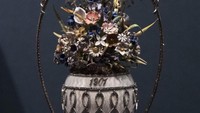 Sebuah vas bunga kecil yang dibuat pada tahun 1901 turut ditampilkan dalam pameran benda-benda keluarga Tsar Rusia di The Queens Gallery kota London, Inggris.