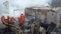 Dikerahkan hingga 8 unit pemadam kebakaran untuk memadamkan api di perumahan tersebut.