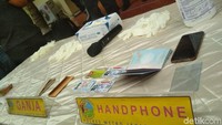 Barang bukti ganja seberat 7,96 gram yang disita polisi saat melakukan penangkapan di kediamannya di Depok, Jawa Barat.