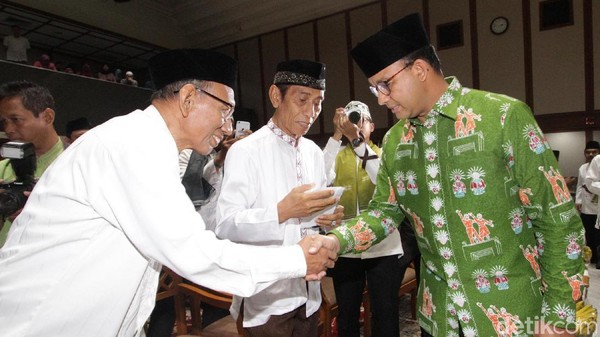 Momen Anies Lepas Marbut Berangkat Umrah