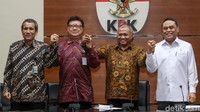 Deputi Pencegahan KPK Pahala Nainggolan bersama Mendagri Tjahjo Kumolo, Ketua KPK Agus Rahardjo dan MenPAN-RB Syaruddin saat memberikan keterangan pers di gedung KPK, Jakarta, Jumat (9/11/2018).