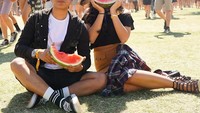 Tipang dan Arief banyak dijadikan relationship goals oleh anak-anak muda. Ini keseruan mereka makan semangka di festival musik hits di Amerika, Coachella. Foto: Instagram tiarapangestika
