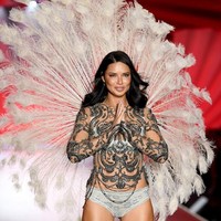 Adriana telah menjadi model pembuka fashion Victorias Secret sebanyak lima kali. Ia pun didauat menjadi model yang menggunakan Fantasy Bra sebanyak tiga kali. Adriana pun menjadi salah satu panutan bagi para model junior. Foto: Dimitrios Kambouris/Getty Images for Victorias Secret