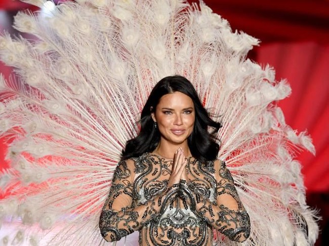 Adriana telah menjadi model pembuka fashion Victorias Secret sebanyak lima kali. Ia pun didauat menjadi model yang menggunakan Fantasy Bra sebanyak tiga kali. Adriana pun menjadi salah satu panutan bagi para model junior. Foto: Dimitrios Kambouris/Getty Images for Victorias Secret