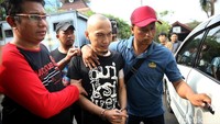 Pelaku saat ini masih diperiksa di Polsek Penjaringan. Sejumlah barang bukti diamankan berupa satu buah tas ransel berwarna hijau, satu bilah golok bergagang kayu berwarna cokelat dan bersarung hitam, satu bilah pisau, satu buah topi, satu buah jaket berwarna hitam-merah, dan satu unit motor.