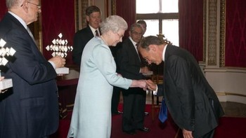 Berkat jasa-jasanya pada negara dan dunia, Tim Berners Lee mendapatkan gelar ksatria dari Ratu Elizabeth pada tahun 2004. Foto: Getty Images
