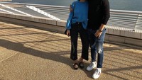 Iniesta berfoto bersama istrinya, Anna Ortiz dengan lanskap pesisir Kota Kobe (Instagram/andresiniesta8)