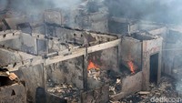 Puluhan rumah habis terbakar di sebuah perumahan yang berada di wilayah Kedoya, Jakarta Barat, Jumat (9/11/2018).