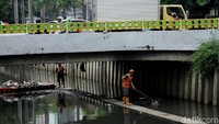 Pengangkatan sampah dimulai sejak pagi hingga sore hari.