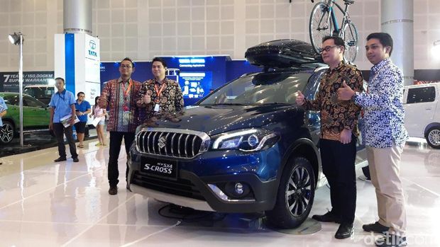 Manajemen Suzuki Jatim berpose dengan Suzuki SX4 S-Cross di IIMS Surabaya