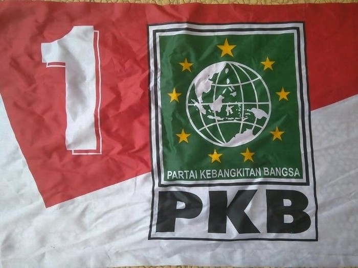 Logo PKB di bendera berwarna merah putih