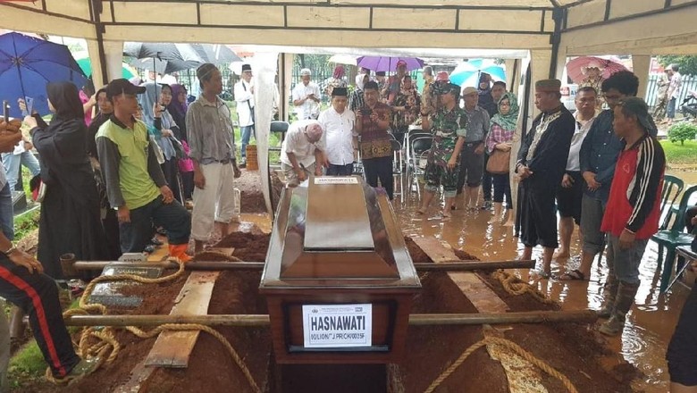 Tangis Pecah di Pemakaman Hakim Tinggi Hasnawaty Korban Lion Air Tangis Pecah di Pemakaman Hakim Tinggi Hasnawaty Korban Lion Air