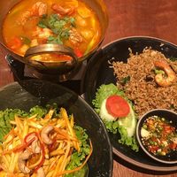 Hangatkan Badan dengan Tom Yam yang Pedas Asam Segar di Sini