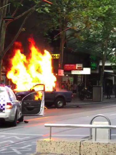 Mobil yang dibakar pelaku penikaman