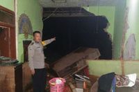 3 Rumah Hancur Diterjang Luapan Sungai Cibotor Bandung