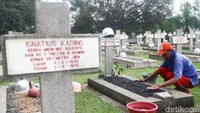 Tak sedikit dari mereka yang merapihkan list makam ataupun tanah yang ada diatas pusara tersebut.
