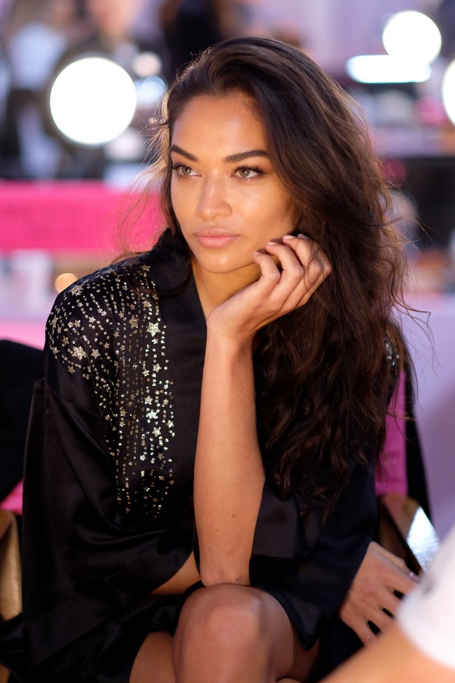 Selain kemeriahan fashion show, momen backstage menjadi salah satu yang sayang dilewatkan. Dengan ini, para penggemar bisa mengintip persiapan dan keseruan para model Victorias Secret Show 2018 di belakang panggung. Foto: Getty Images