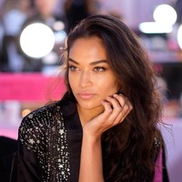 Selain kemeriahan fashion show, momen backstage menjadi salah satu yang sayang dilewatkan. Dengan ini, para penggemar bisa mengintip persiapan dan keseruan para model Victorias Secret Show 2018 di belakang panggung. Foto: Getty Images