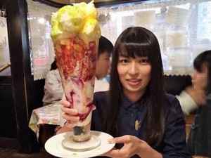 Wow! Parfait di Kafe Ini Tingginya Mencapai Lebih dari Setengah Meter