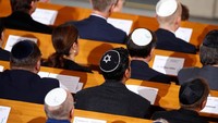 Sejumlah orang Yahudi menggunakan atribut mereka turut serta memperingati 80 tahun terjadinya Malam Pecah Kaca. Axel Schmidt/Reuters.