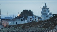 Meski tidak mengalami kerusakan, kapal tanker tersebut tidak jadi bertolak ke Inggris melainkan kembali ke Norwegia untuk pengecekan. NTB Scanpix/Marit Hommedal via REUTERS.