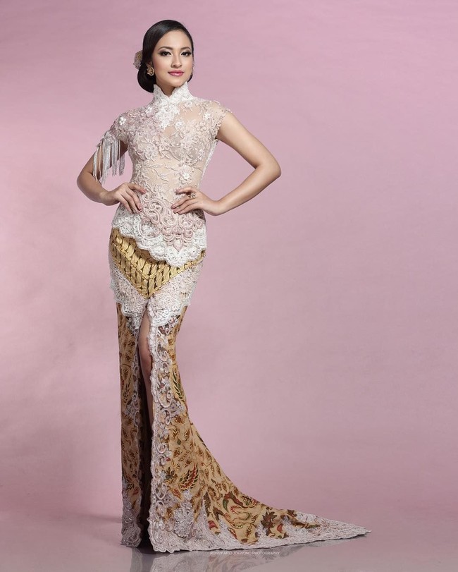 Menjadi top 15 Miss International 2018, Vania Herlambang bersaing dengan 76 finalis lainnya dari berbagai negara. Dia berada di barisan top 15 bersama finalis dari Meksiko, Rumania, Thailand, Filipina, Jepang, Ekuador, Afrika Selatan, Paraguay, Kolombia, Ukraina, Spanyol, Venezuela, Australia dan Madagaskar. Foto: Instagram