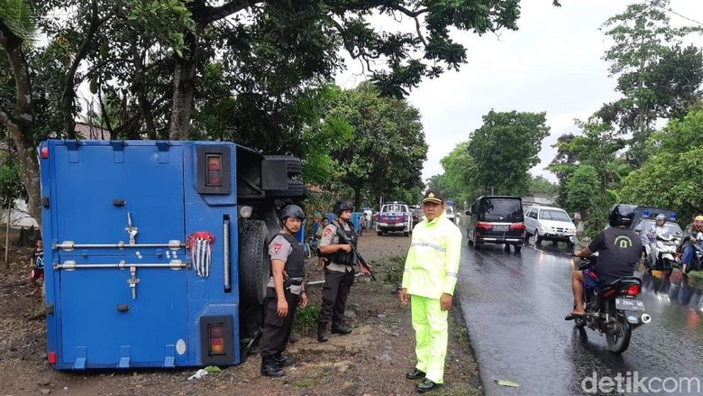 Truk Pengangkut Uang Milik BI Terguling di Banjarnegara Truk Pengangkut Uang Milik BI Terguling di Banjarnegara