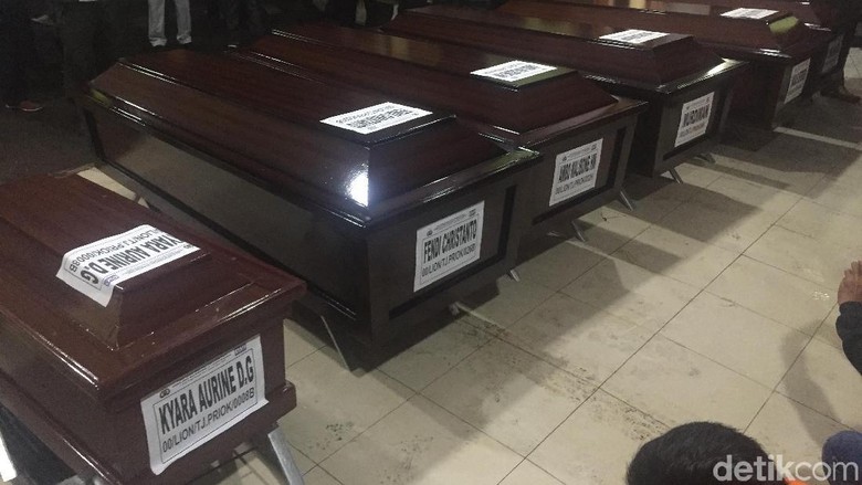 Penyerahan 6 Korban Lion Air kepada Keluarga Diwarnai Isak Tangis Penyerahan 6 Korban Lion Air kepada Keluarga Diwarnai Isak Tangis