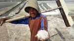 Petani Garam Surabaya Curhat Pendapatan Berkurang