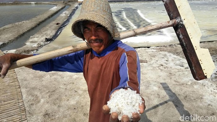 Musim kemarau yang cukup panjang ternyata tak berdampak signifikan terhadap petani garam di kawasan Tambak Oso Wilangon, Surabaya. Meski panen melimpah, namun pendapatan petani garam justru turun. Misnal (55), salah satu petani garam di Surabaya mengaku harga garam di musim panen tahun ini merosot. Tahun lalu, harga garam Rp 1.500 per kilogram. Di tahun ini harga garam turun menjadi RP 1.200 per kilogram.