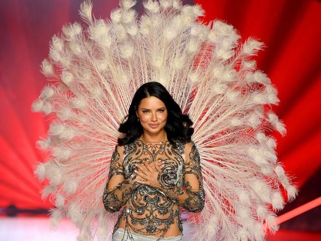 Adriana menuliskan caption yang emosional pada foto yang diunggahnya ke Instagram. Victoria tersayang, terima kasih telah menunjukkanku dunia, berbagi rahasiamu, dan paling penting tidak hanya memberikanku sayap tapi mengajarkanku untuk terbang. Dan untuk semua fans terbaik di dunia. (Dengan) cinta, Adriana, tulis Adriana di hari syuting Victorias Secret 2018 di New York City, AS. Foto: Dimitrios Kambouris/Getty Images for Victorias Secret