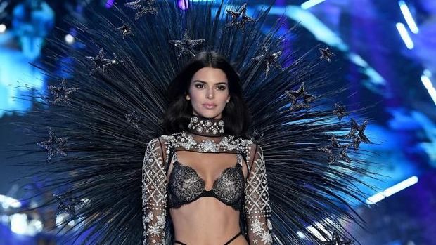 Kembali ke Victoria's Secret, Kendall Jenner Pakai Lingerie Bersayap Bintang