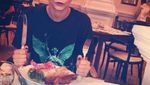 Supermodel Cara Delevingne Tak Pantang Makan Fast Food dan Pizza