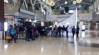 Hampir 30 menit penumpang menunggu mesin bisa kembali normal hingga akhirnya pembelian tiket dilakukan secara tunai.