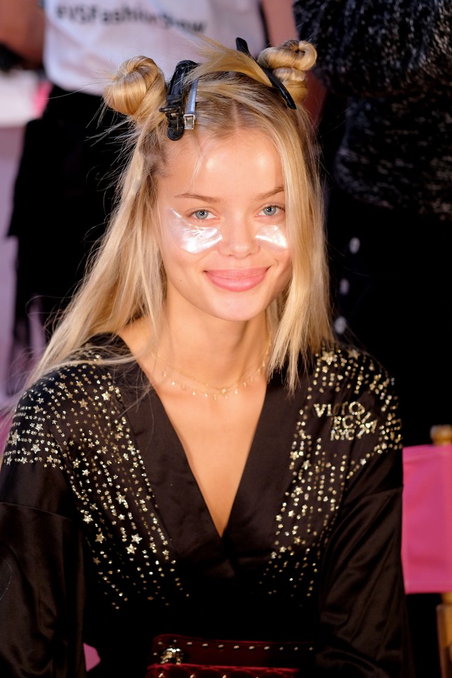 Anda pun bisa mencuri sejumlah tips kecantikan dari rangkaian foto backstage Victorias Secret Show 2018. Salah satunya adalah penggunakan eye petch agar bagian bawah mata terlihat fresh ketika tampil di panggung. Foto: Getty Images