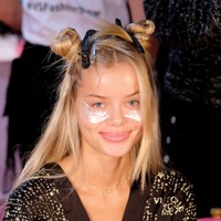 Anda pun bisa mencuri sejumlah tips kecantikan dari rangkaian foto backstage Victorias Secret Show 2018. Salah satunya adalah penggunakan eye petch agar bagian bawah mata terlihat fresh ketika tampil di panggung. Foto: Getty Images