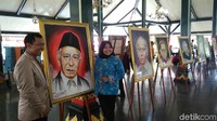 Lewat ahli warisnya, Kasman Singodimenjo diberikan anugerah pahlawan nasional oleh Jokowi di Istana Kepresidenan Jakarta kemarin.  Foto: Rinto Heksantoro/ detikHOT