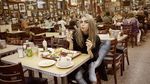 Supermodel Cara Delevingne Tak Pantang Makan Fast Food dan Pizza