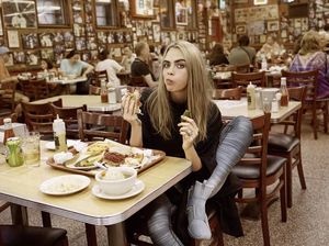 Supermodel Cara Delevingne Tak Pantang  Makan Fast Food dan Pizza