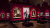 Pameran bertajuk Russia: Royalty & The Romanovs itu memamerkan sejumlah karya seni seperti lukisan, vas, guci, dan beragam benda bernilai historis lainnya milik keluarga Tsar Rusia. Jika merunut sejarah kerajaan Inggris dan Rusia, hubungan kekerabatan antara Kerajaan Inggris dan Tsar Rusia terjalin karena adanya hubungan kekerabatan antara Raja George V, yang merupakan kakek dari Ratu Elizabeth II; dengan Tsar Nicholas II yang merupakan salah satu pemimpin Kerajaan Rusia di masa lalu.