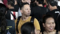 Ringgo terlihat mencolok diantara para dominasi penonton lainnya yang berbaju hitam.