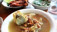 Kalau bebalung yang satu ini, kuahnya bening akan tetapi rasanya gurih enak. Daging iga dengan taburan bawang goreng ini sangat nikmat disaat cuaca dingin. Foto: Instagram @rm_khaslombok