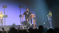 Khalid membuka penampilannya dengan lagu 8TEEN. Foto: Asep Syaifullah