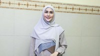 Ia tampil dengan busana muslimah. Foto: Ismail/detikHOT